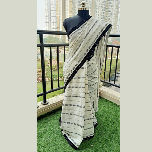This pure cotton weaving sari features a classic combination of white and black. Adorned with a black chikan border