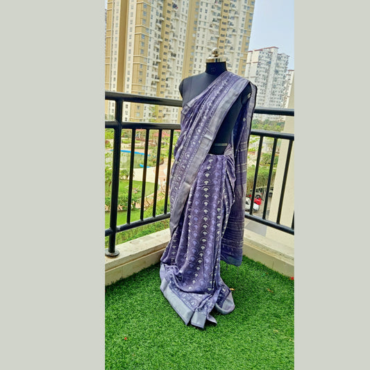 Elevate your summer wardrobe with our light violet cotton linen saree. Crafted for comfort and style, this saree comes with a matching blouse piece, perfect for the hot summer days. Embrace the elegance of simplicity with this versatile ensemble. - Fabcentra