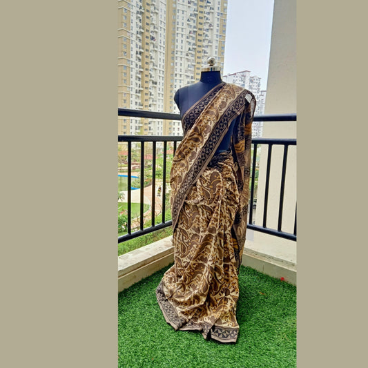 Multani cotton hand block print saree. Crafted with care and adorned with intricate designs, this saree comes with a contrast blouse piece, making it perfect for the sunny season. - Fabcentra