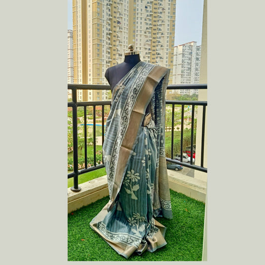 Pastel Grey Exclusive Block Print Maheswari Saree. Crafted to perfection, this saree comes with a matching blouse piece, making it ideal for the stylish and sophisticated woman. - Fabcentra